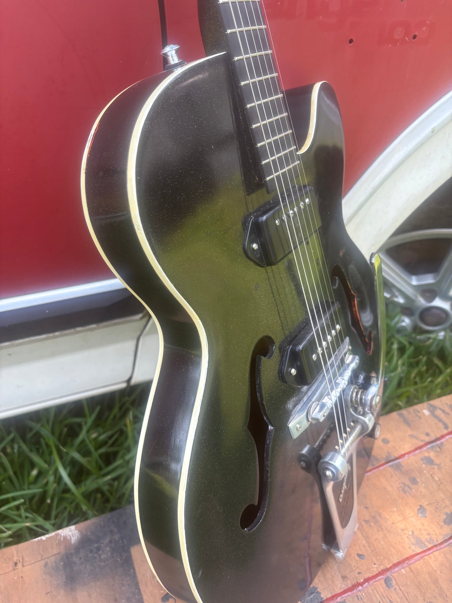 ‘60’s Harmony Rocket/Silvertone 1446 of OSG lore.