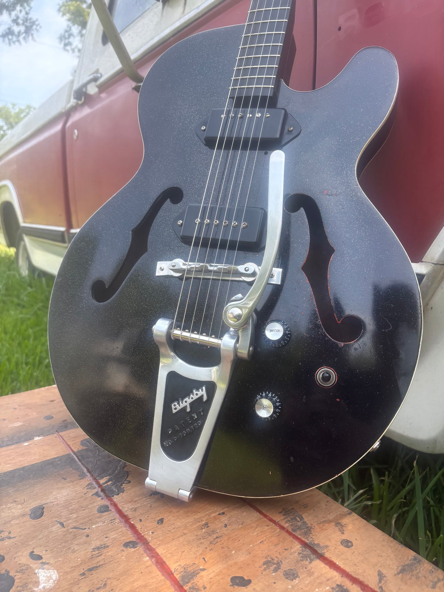 ‘60’s Harmony Rocket/Silvertone 1446 of OSG lore.
