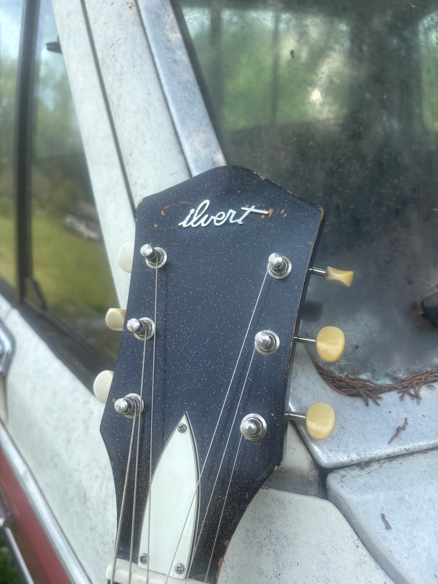 ‘60’s Harmony Rocket/Silvertone 1446 of OSG lore.