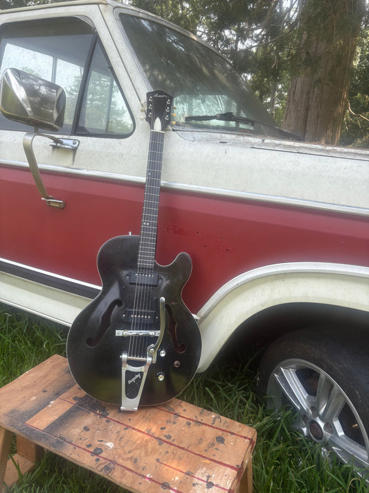 ‘60’s Harmony Rocket/Silvertone 1446 of OSG lore.